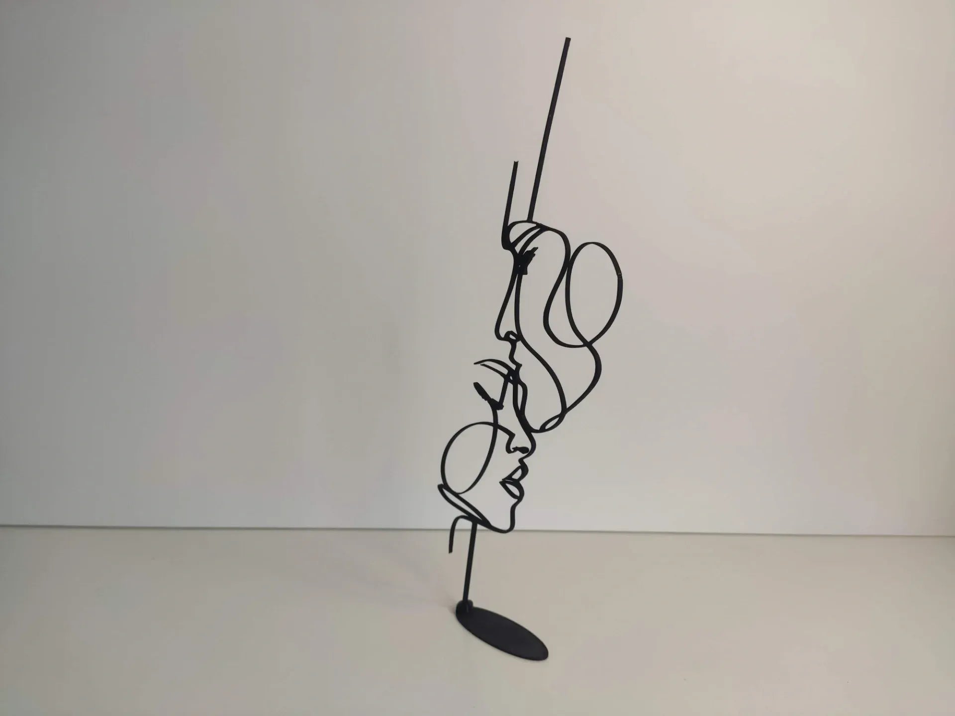 Escultura One Line – Silhueta "O Beijo" em Arte Minimalista 3D
